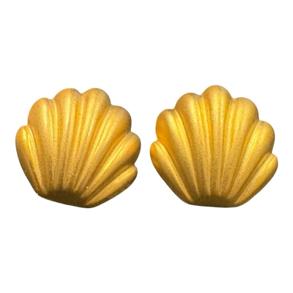 Vintage Gold Tone Scallop Shell Stud Earrings Coastal Mermaid Style 80s J23